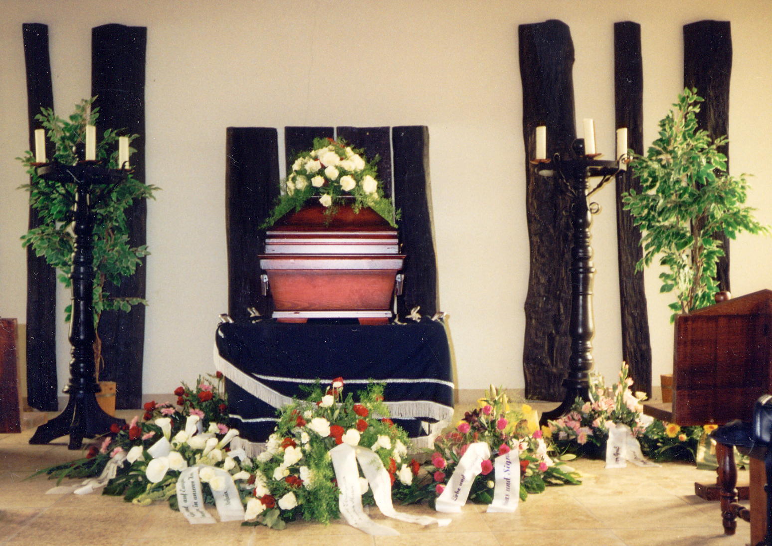 dekorierte Sargdecke mit Grabsträußen